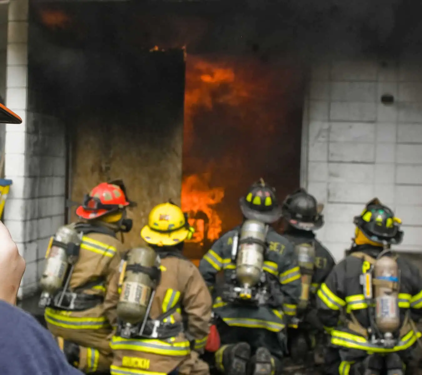 bomberos resultan heridos mientras sofocan un incendio