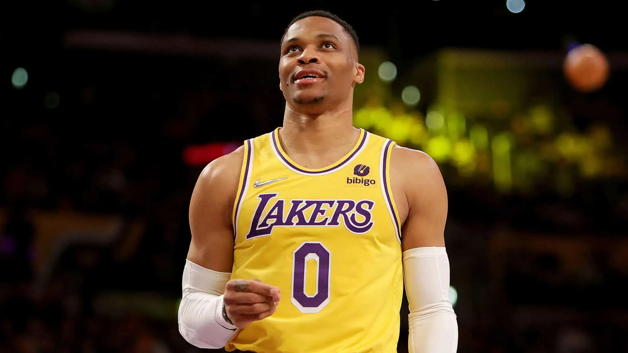 los lakers intercambian a russell westbrook