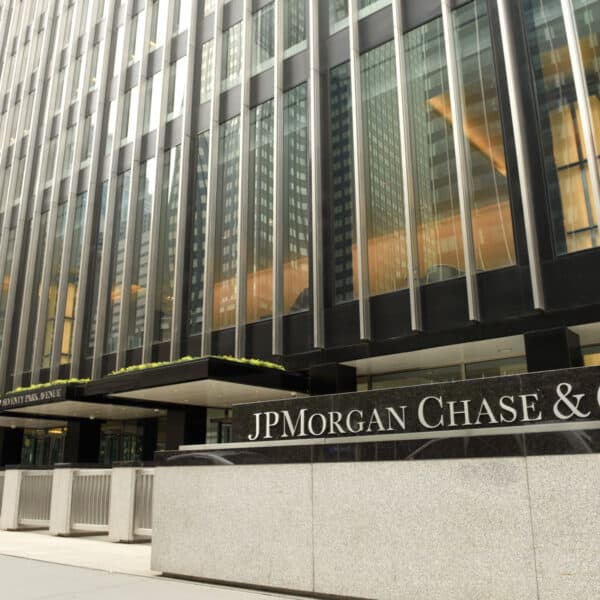 importante banco de estados unidos reporta aumento de ingresos