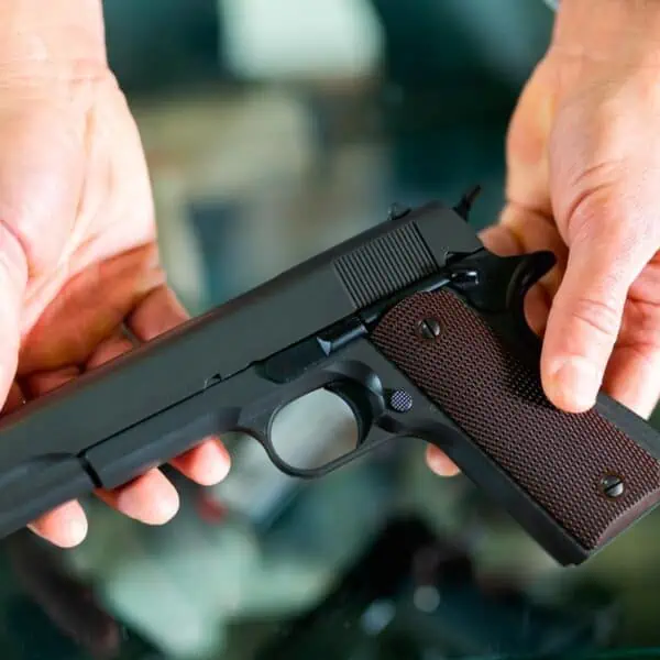 Autoridades en Nueva York Ofrecen Tarjetas de Regalo por Entregas de Armas de Fuego