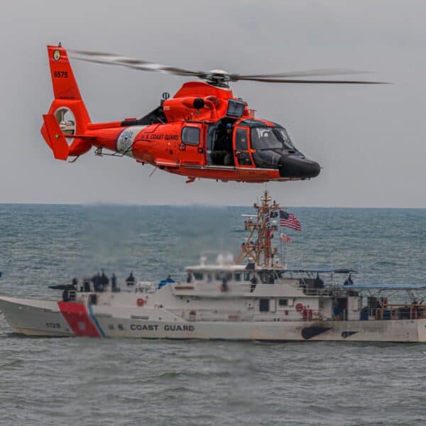 Guardia Costera Estadounidense Rescata Personas en el Mar e Intercepta Migrantes 29 de Mayo