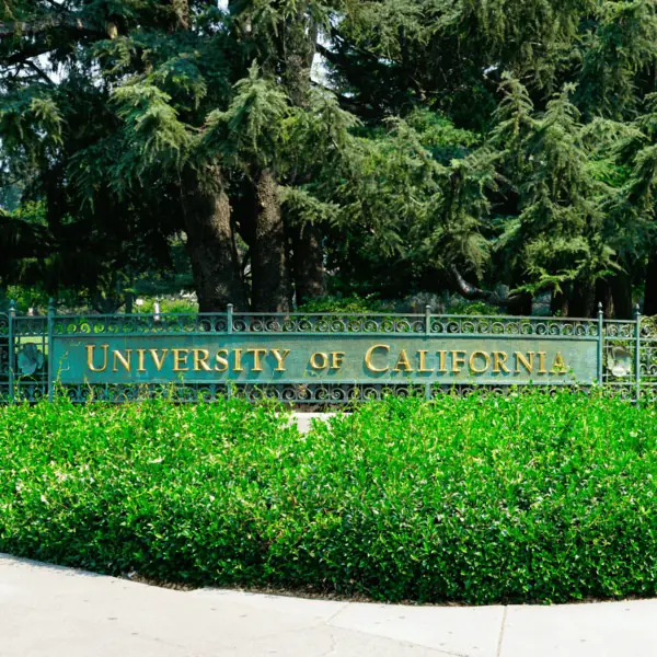 Junta de Regentes de Universidad de California Aboga para Contratacion de Migrantes