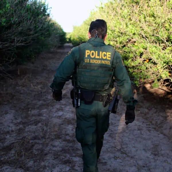 Patrulla Fronteriza Detiene Un Grupo de Migrantes en Laredo