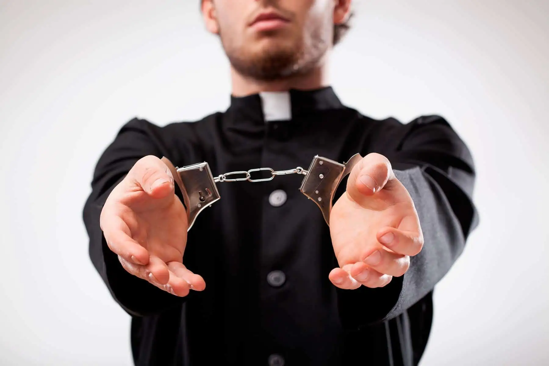 Sacerdote Estadounidense Condenado por Delitos de Trafico Sexual