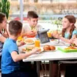 USDA Propone Restricciones al Consumo de Ciertos Alimentos en Instituciones Escolares
