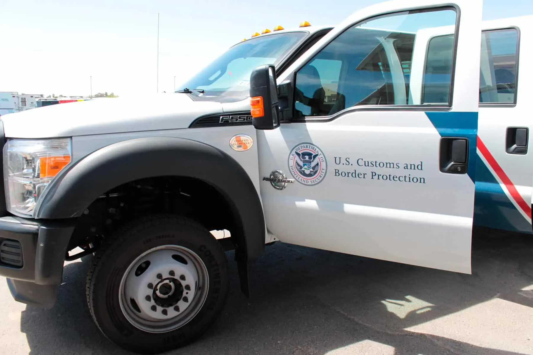 CBP Confisca Instrumentos y Medicamentos para Peleas de Gallos en la Frontera