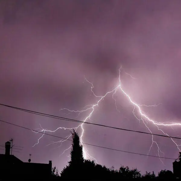 Cientos de Tormentas y Temperaturas Extremas Fueron Reportadas en Estados Unidos