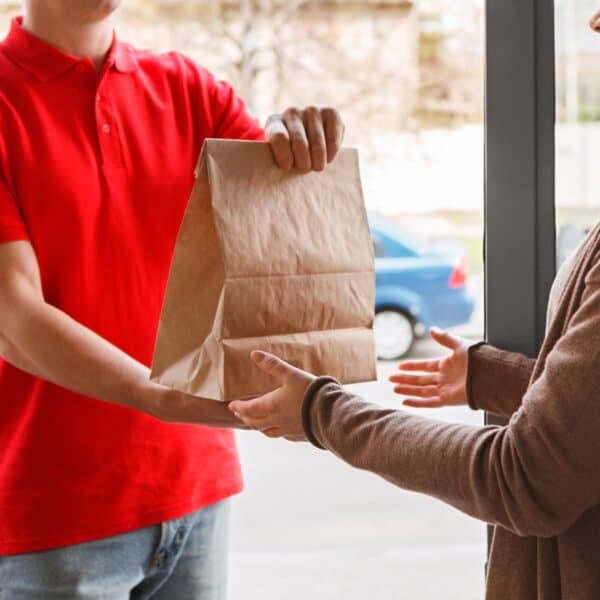 Incrementan Salario Mínimo a Trabajadores de Entrega a Domicilio en una Ciudad de Estados Unidos