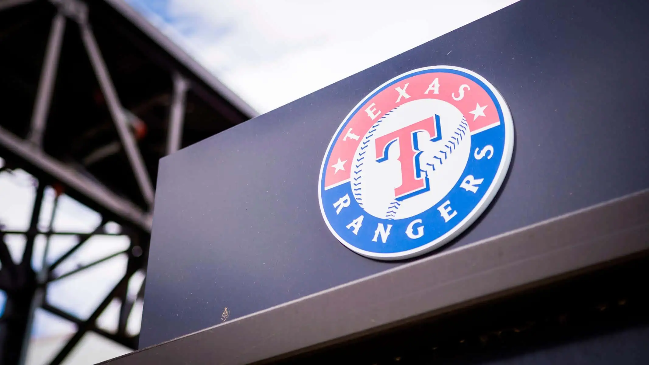 Lanzador de los Texas Rangers Perdera la Temporada por Lesión
