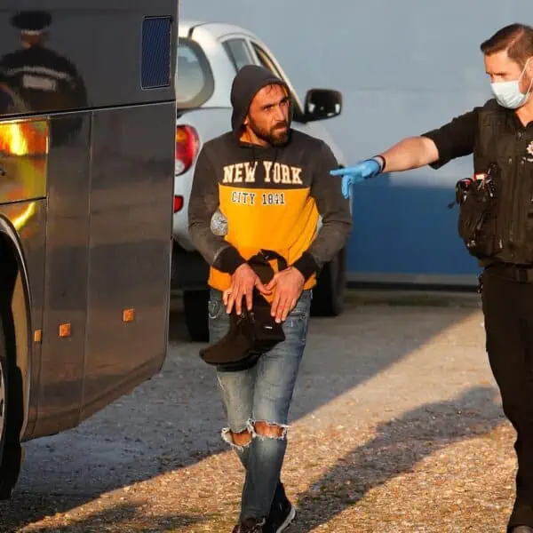 Envía Texas Nuevo Autobus con Migrantes a Los Angeles