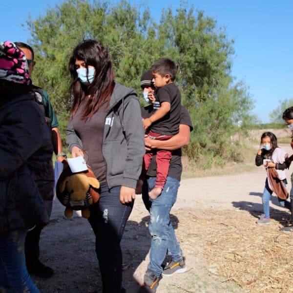 Envían Nuevo Grupo de Migrantes en Autobús a Los Ángeles