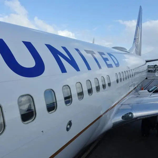 acuerdan incremento salarial a pilotos de united airlines
