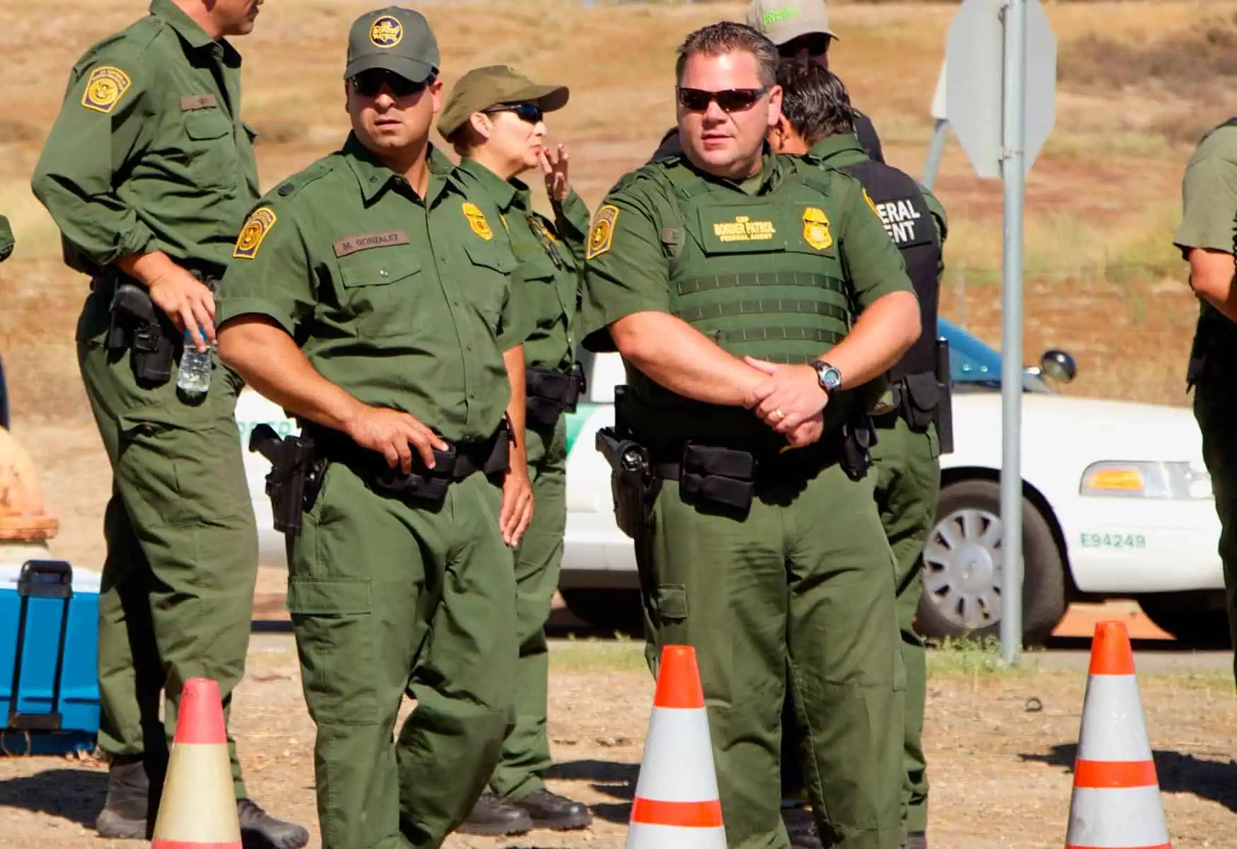 Oficiales CBP Interceptan Drogas y Cuchillas para Gallos en Puertos de Entrada de Estados Unidos
